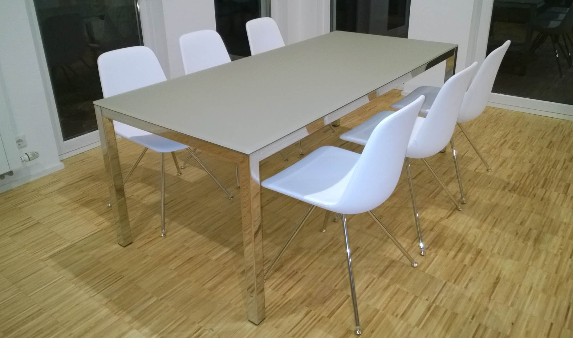 Esstisch: Rahmen Edelstahl poliert (glanz) / Glasoberfläche satiniert, untere Seite lackiert